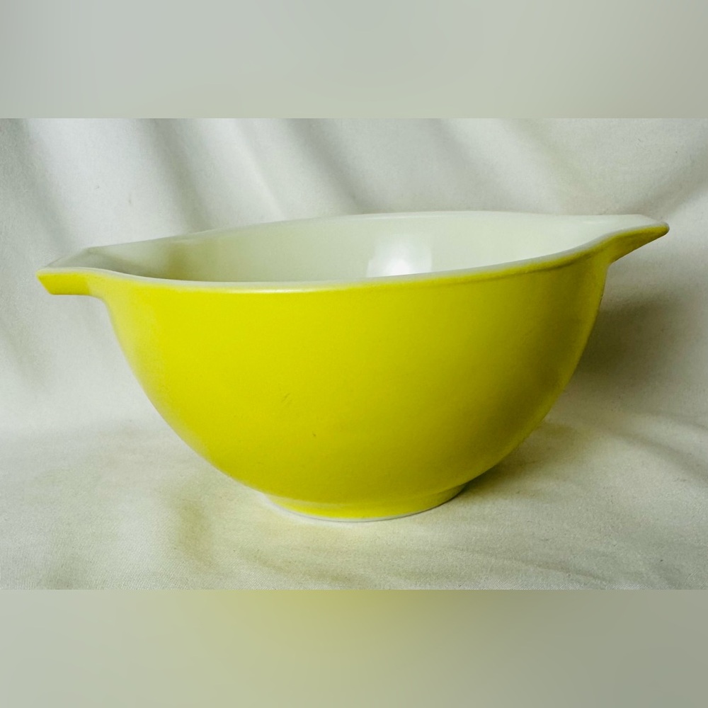 Pyrex Yellow / Green 441 1 1/2 Pt Round Mixing Bowl - Vintage Pyrex